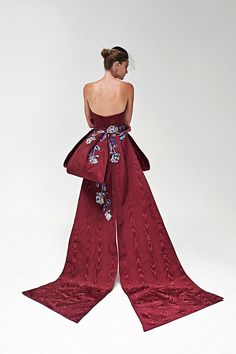 A modern bridal gown could be a beautiful choice for your special day looking for a nontraditional vibe. I think this gown to express your style. Keep it to your bridal collection. Couture Ready To Wear, Wedding Dress Ideas, Burgundy Dresses, Fancy Frocks, Modern Wedding Dress, Mermaid Dress, Couture Collection