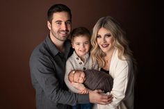 Family Photoshoot Ideas Studio Indoor, Newborn Family Photos Sibling Big Brothers, Family Of 4 Picture Poses With Newborn, Parent Photography, Parents Photography, Family Photos With Baby, Newborn Family Photos, Newborn Pics, Newborn Baby Photoshoot