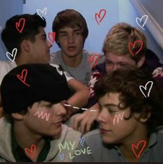 larry stylinson louis and harry drawing on pics aesthetic 1d Pfp Aesthetic, 1d Pfp, 1d Poster, Iconic Trios, 1d Logo, Friends Emoji