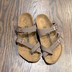 New In Box 3 Strap Birkenstocks, Baby Birkenstocks, Birkenstock Pink, Shoes Birkenstock, Kids Clogs, Rose Gold Sandals, Birkenstock Brown, Mocha Color, Birkenstock Sandals