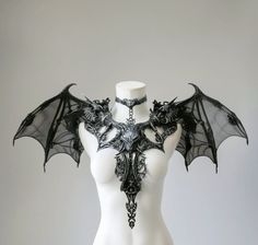 Cloths References, Vampire Aesthetic Outfit, Victorian Vampire, Dark Outfits, Magical Jewelry, Futuristic Fashion, Victorian Gothic, Halloween Disfraces, Fantasy Fashion