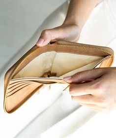 ¡Starla es tu nueva billetera favorita! Tiene espacio para efectivo desplegado, un bolsillo para monedas con cremallera, una ventana transparente para su identificación, cuatro ranuras para tarjetas y un bolsillo abierto con espacio para más tarjetas, recibos, etc. El Starla está hecho para caber perfectamente dentro de su bandolera Ara, o dentro de uno de los bolsillos de tu bolso White Elm más grande.








CARACTERÍSTICAS Y ESPECIFICACIONES










Cuero vegano de primera calidad

4,5" x 4,5" x 0,75" cerrado y vacío, 9" abierto

Cuatro ranuras para tarjetas

 Ranura abierta para más tarjetas, recibos, etc.

Bolsillo para monedas con cremallera

Ranura de identificación clara

Ranura para efectivo desplegado

Cierre con cremallera

Herrajes dorados

Logotipo de olmo blanco grabado en White Elm, Convertible Crossbody Bag, Convertible Backpack, Crossbody Clutch, Gold Line, Black Bag, Mini Backpack, Everyday Essentials, Tote Backpack