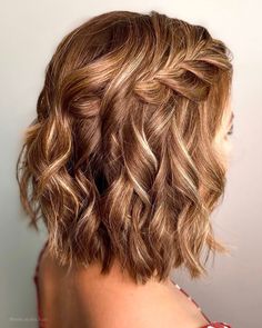 Tendance cheveux 2021 : toutes ces idées de coiffures à adopter pour les cheveux courts Wedding Hair With Braid, Prom Hairstyle, Messy Curls, Guest Hair, 2024 Prom, Hairstyle Inspiration, Bridesmaid Hair Short, Peinados Fáciles Para Cabello Corto