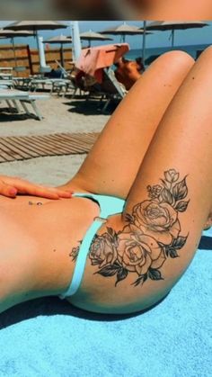 Tattoo ideas Twisty Tattoo, Tattoo Ideas Female On Thigh, Side Hip Tattoos, Cute Thigh Tattoos, Thigh Sleeve, Bum Tattoo