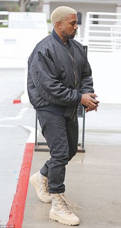 Kanye Blonde Hair, Kanye West Boots, Yeezy Season 4 Boots, Kanye Boots, Kanye West Fashion, Yeezy Jacket, Yeezy Season 4, Yeezy Season 1, Kanye West Outfits