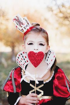 10 disfraces infantiles de Halloween para 2023 Kids Queen Of Hearts Costume, Queen Of Hearts Costume Kids, Queen Of Hearts Costume Diy, Queen Of Hearts Fancy Dress, Queen Of Hearts Halloween Costume, Queen Of Hearts Halloween, Alice In Wonderland Diy, World Book Day Costumes, Queen Of Hearts Costume