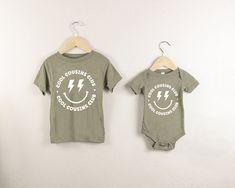 Cool Cousins Club Family Shirts and Baby Bodysuits. Sold individually so you can order an assortment of sizes. (For both shirts, add 2 items to your cart!) Available in Neutral Colors for kids of all ages. Super Soft Triblend Material. Quality Bella&Canvas Material: 50/25/25 polyester/Airlume pre-shrunk combed and ringspun cotton/rayon ♡ HOW TO ORDER: 1. Select size and shirt color in the drop down menu. 2. Click Add to Cart. Repeat for each item. 3. Once all items are added you can checkout you Cousin Pregnancy Announcement, Cousin Shirts, Colors For Kids, Single Shirt, New Baby Announcements, Sibling Shirts, Family Shirts Matching, Size Charts, Kids Tops