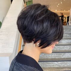 24 Short Choppy Haircuts Women are Getting in 2021 Κούρεμα Bob, Short Choppy Haircuts, Choppy Haircuts, Beautiful California, Stacked Bob Haircut, Balayage Blonde, Choppy Hair, Short Hairstyles For Thick Hair, Short Choppy Hair