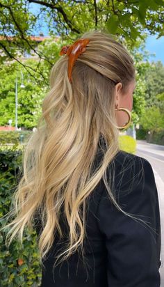 Discover the best hair styles for thin hair! Whether you're looking for hairstyles for thin hair or haircuts for thin fine hair, the Bixie 90s haircut is a perfect choice. Achieve a voluminous and stylish look effortlessly. #HairStyles #HairstylesForThinHair #HaircutsForThinFineHair #Bixie90sHaircut Fairy Hair, Balayage Blonde, A Ponytail, Honey Blonde Hair, Blonde Hair Looks