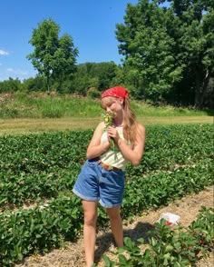 Photo Shoot Ideas Vintage, Green Cottagecore Aesthetic, Summer Photo Shoot Ideas, Strawberry Picking Outfit, Cottagecore Summer Outfits, Cottagecore Aesthetic Outfits, Summer Photo Shoot, Green Cottagecore, Aesthetic Fairycore