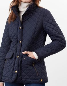 Quilted Jacket Outfit, Quilted Coats, Womens Outerwear, Rainy Day Fashion, Jacket Outfit Women, Womens Quilted Jacket, Top Base, British Countryside, Future Outfit