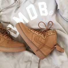 Kylie Jenner fashion style Mode Shoes, Tenis Vans, Air Force One, Nike Shoes Outlet, Looks Black, Outfit Trends, Shoes Brown, Nike Shoes Women