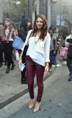 Burgundy Leather Pants Outfit Winter, Maroon And White Outfits, Burgundy Leather Pants Outfit, Burgundy Trousers Outfit, Burgundy Leather Pants, Leather Leggings Look, Faux Leather Leggings Outfit, Outfits Leggins, Leather Leggings Outfit