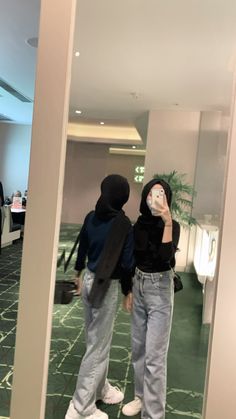 Ootd Couple, Boyfriend Jeans Outfit, Bff Photography, Ootd Poses, Hijabi Fits, Boyfriend Outfit, Ootd Aesthetic, Muslim Outfits Casual, Hijab Style Casual