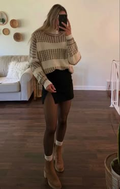 Fall Outfits Women 2022, Sweater Outfit Women, Aesthetic Back To School, 2022 Fall Outfits, Fall Outfit Aesthetic, Fall Outfit Casual, Oversized Sweater Outfit, Outfit Grunge, Fall Skirt