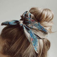 Head scarf and Bow accessories are super fun to play with! Headscarf tying hairstyles add the cutest hair accessory to any look! Try this boho style! Dunner Wordend Haar, A Messy Bun, Hair Scarf Styles, Head Scarf Styles, Scarf Bandana, Bow Hairstyle, Bow Accessories, Bandana Hairstyles, Braided Headband