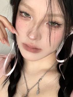 Orange Douyin Makeup, Douyin Makeup On Western Features, Douyin Makeup White Person, Brown Douyin Makeup, Barbie Makeup Look Doll, Doyun Makeup Look, Chinese Makeup Look, Cute Aesthetic Makeup, Brown Makeup Looks