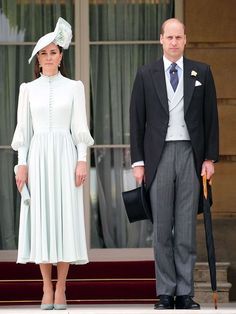 the duke and princess of cambridge are standing in front of a building