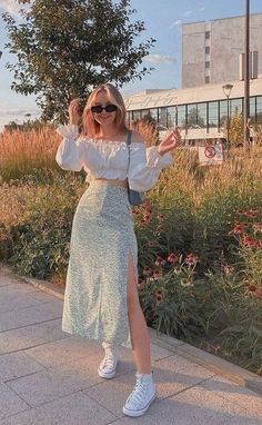 Floral Skirt Outfit, Crop Top Outfits Summer, Outfits Bonitos, Modesty Outfits, Trendy Shirt Designs, The Met Gala, Trendy Fashion Tops