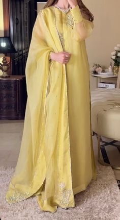 Pakistani Stylish Suits, Raw Silk Dress Designs, Formal Pakistani Dresses, Mehndi Outfit Ideas, Eid Dress Ideas, Party Wear Pakistani, Trending Summer Nails, Raw Silk Dress, Pakistani Party Wear Dresses