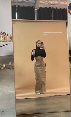 Skirt And Sneakers Outfit Concert, Spring 2023 Street Style, Fall Outfits Women Black Woman, A Line Long Skirt, Streetwear Outfit Ideas, Turtleneck Outfit, Y2k Skirt