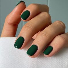 Cute Short Nail Sets Green, Dark Green Nail Designs Short, Nail Inspo Forest Green, Forest Green Gel Nails Short, Classy Short Gel Nails, Dark Green Shellac Nails, Short Acrylic Nails Oval Simple, Emerald Nails Short, Short Nail Green