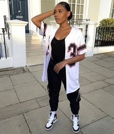 40s Mode, Tomboy Outfit Ideas, Looks Hip Hop, Teenage Outfits, White Clothing, Jordan Outfits, Chill Outfits