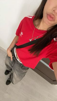 Short Sleeve With Long Sleeve Under, Tight T Shirt Outfit, How To Style A Red Shirt, Outfits With T Shirts, Red Tee Outfit, Outfits Red Shirt, Blockette Core Outfits, Red T Shirt Outfit, Red Sweatpants Outfit