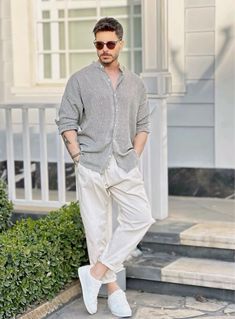 Poses Street, Social Style, Cover Post, Men Poses, Vacation Outfits Men, Streetwear Fashion Men, Boys Kurta Design, Mens Fashion Swag, Stylish Mens Suits