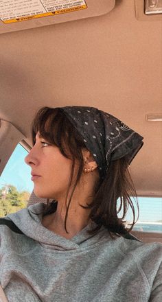 Short Hair And Bandana, How To Tie Head Scarf Styles Short Hair, Short Cottagecore Hair, Short Hair Cowgirl, Short Hair With Bandana, Short Hair Bandana Ideas, Short Hippie Hairstyles, Head Scarf Styles Short Hair, Head Scarf Short Hair