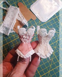 Homemade Barbie Clothes, Barbie Corset, Doll Corset, Diy Doll Accessories, Corset Diy, Dollhouse Clothes, Miniature Dress, Dolls Clothes Diy