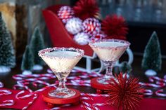 Peppermint Bark Martini, Peppermint Martini, Do It Yourself Decoration, White Chocolate Liqueur, Hot Buttered Rum, Chocolate Liquor, Chocolate Liqueur, Peppermint Bark, Martini Glasses