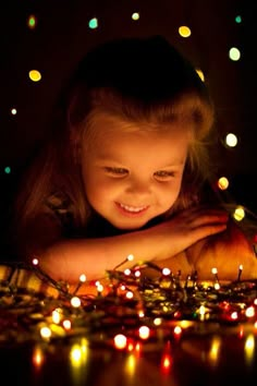 Christmas Lights Photoshoot Kids, Creative Christmas Photoshoot Kids, Children’s Christmas Photo Ideas, Christmas Light Portraits, Christmas Lights Photoshoot, Christmas Photoshoot Kids, Fairy Light Photography, Christmas Pictures Kids, Christmas Baby Pictures