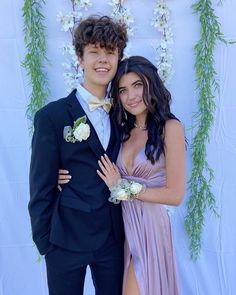 High School Couple Goals, School Couple Goals, Prom Photo Poses, Husband Photos, 90s Teen Fashion, Hoco Poses, High School Couples, Couple Prom, Dress Pose