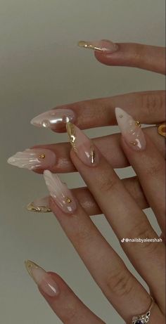 Fairytale Acrylic Nails, Short Nail Stilleto Ideas, Nails Acrylic For Wedding, Gel Almond Nails Ideas, Sade Aesthetic Nails, Gold Tip Almond Nails, Pearl Nails With Gold, Builder Gel Designs, Neutral Acrylic Nail Designs