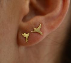 ❖ ONE PAIR Small flying birds stud earrings made from 14k gold (REAL GOLD!) Beautiful 14k SOLID GOLD flying bird studs to accompany your ear piercing. ➤ Features: *Material: Available in 14k solid rose gold and 14k solid yellow gold [shiny or matte finish]. *size: 7.5mm * 6mm 6.5 * 8mm - approximately *Post length is approximately 0.4 Inch (10mm). *Post thickness: 20 gauge (0.8mm) standart. ➤ PACKAGING: Item will arrive in pretty gift packaging. If you are purchasing it as a gift please feel fre Bird Earrings Gold, Sparrow Earrings, Minimal Earrings Studs, Earrings Bird, Simple Gold Earrings, Unique Studs, Piercing Inspo, Stud Earrings Unique, Shiny Objects