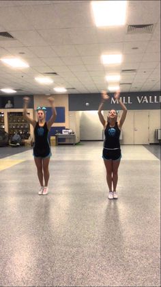 Youth Cheer Dance Routines, Cheer Camp Ideas, Cheer Dance Routines Easy, Cheerleading Motions, Cheerleading Moves, Cheer Dances, Pom Team, Easy Cheers