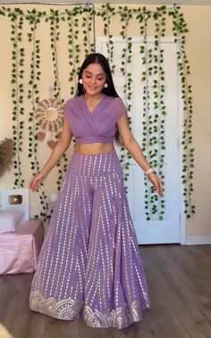 Lehngas For Teenagers, Mehandi Outfits For Bridesmaid, Indian Wear For Women Wedding, Stylish Choli Designs, Plazo And Blouse Outfit, Plazo Lehenga Design, Modern Traditional Indian Outfits, Indo Western Dress For Girls Outfit Ideas Indian Weddings, Western Ghagra Fashion Styles