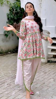 Pakistani Frock Shalwar Design, Frock Pant Design Pakistani, Short Shalwar Kameez, Frock Shalwar Design For Women, Short Frock With Shalwar, Drees Desgin Simple Dress, Pant And Kurti Designs, Pakistani Cotton Dress Design, Short Frock Designs Pakistani