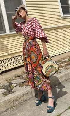 Bold Skirt Outfit, Pattern Clashing Outfits, Bohemian Fall Outfits, Maximalist Outfit, Skirt Outfits Fall, Maxi Dress Outfit, Quirky Fashion, Vintage Maxi Dress