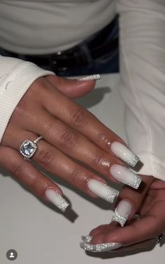 White Nails With Sparkle Tips, Silver Stripe Nails, Milky White Nails With Silver Design, White Silver Winter Nails, White Nails With Silver Tips, Nail Mirror Selfie, White Nails With Glitter Design, Sparkling White Nails, White Nails With Glitter Tips