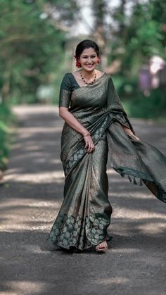 Saree For Dark Skin Tone, Saree Ready To Wear, Dark Green Blouse, Saree Beautiful, Designer Sarees Wedding, Indian Designer Sarees, Modern Saree, Border Saree, Formal Wear Dresses