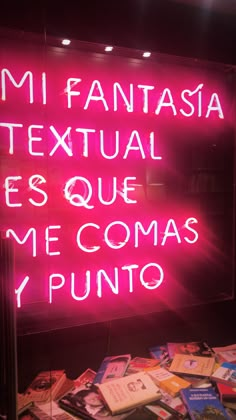 a neon sign that reads mi fantassia textuales que me cumas y punto