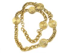 Vintage Large chain gold tone necklace, with round plates. No signed Gold Round Medallion Necklace, Vintage Gold Coin Necklace With Chain, Gold-tone Metal Coin Necklace, Vintage Gold Medallion Necklace With Chain, Vintage Gold Metal Coin Necklace, Gold Round Coin Necklace With Chain, Gold Coin Necklace With Chain, Yellow Gold Round Coin Necklace, Gold-tone Metal Medallion Necklace