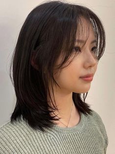 Korean lob layered cut with side bangs Korean Short Hair, Straight Hair Cuts, Medium Short Hair