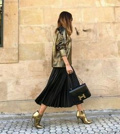 Outfit Informal, Gold Jacket, Fashion Corner, Black Pleated Skirt, Metal Clothing, Looks Street Style, Glamour Fashion, Black Sweater