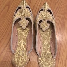 Hand Made Leather Bottom With Gold Fabric And Hand Made Threads Made In Pakistan Hand Made Leather, Gold Fabric, Shoes Shoes, Leather Craft, Flat Shoes Women, Loafer Flats, Pakistan, Hand Made, Slippers