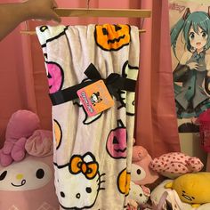 Nwt Halloween Hk Blanket!! Brand New Condition!! Seasonal Blanket Pink & Black! Tiktok Viral Hello Kitty Blanket Open To Offers!! Or Trades!! Domo Pfp, Nike Hoodies For Women, Nike Hoodies, Accessories Hello Kitty, Black Tiktok, Hello Kitty Blanket, Xmas Wishlist, Kitty Items, Kitty Accessories