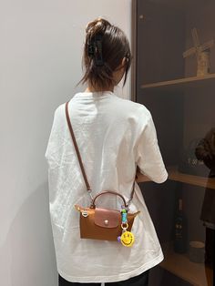 Bag Crossbody Casual, Crossbody Bag For School, Longchamp Crossbody Bag Outfit, Long Champ Le Pliage Mini, Long Champ Backpack Outfit, Long Champ Mini Bag Outfit, Mini Sling Bag Outfit, Longchamp Pouch Outfit