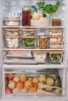 It doesn't matter if your fridge is small or large, the fridge organization ideas in this article are all designed for any size refrigerator! Healthy Fridge, Smart Fridge, Small Fridges, Fridge Storage, Refrigerator Organization, Fridge Organization